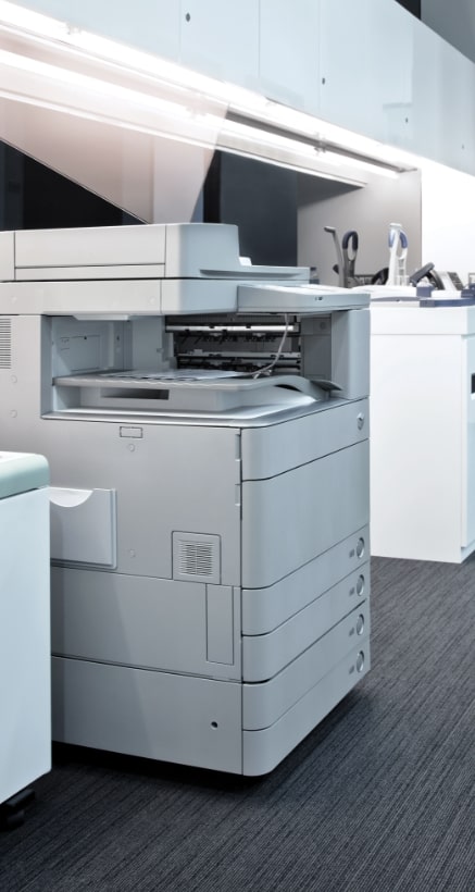 Ein Multifunktionsdrucker steht in einem Büro und wartet auf seinen Einsatz.