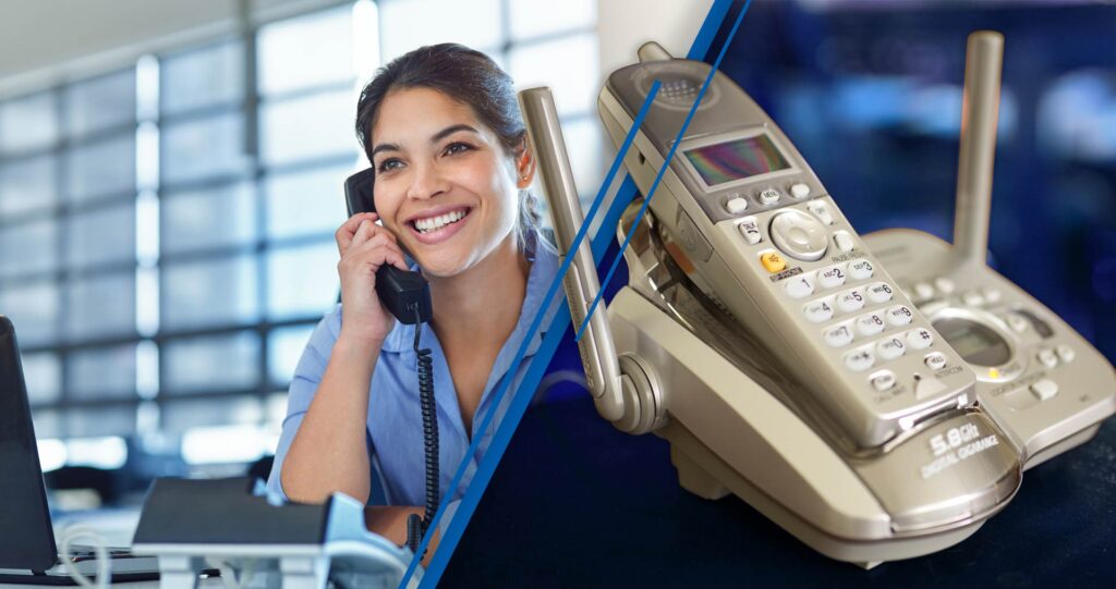 Zweigeteiltes Bild mit einer jungen Frau im Hemd, die einen Telefonhörer in der Hand hält. Sie nutzt die dargestellte VoIP Telefonanlage und erledigt Ihre Geschäfte.