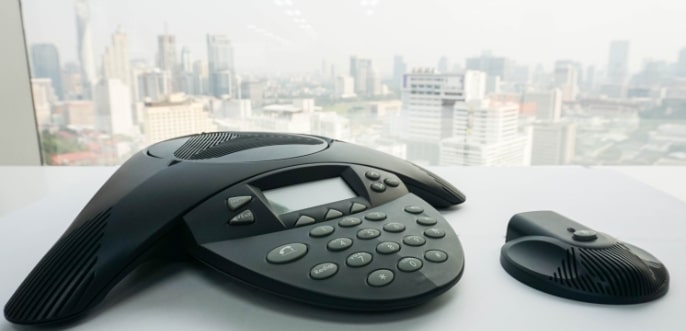 Eine multifunktionale VoIP Telefonanlage die man für Konferenzen nutzen kann. So können mehrere Menschen gleichzeitig in guter Soundqualität miteinander sprechen.