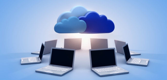 3D Illustration von einer Reihe Laptops, darüber schweben ein paar blaue Wolken, die symbolisch für das Datenspeichern in der Cloud stehen.