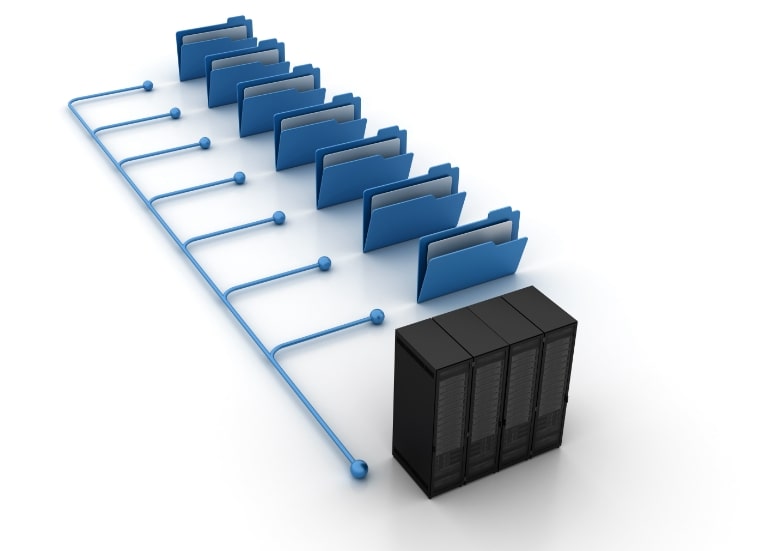3D Illustration eines Servers und mehreren Aktenordnern, die deren Daten zum Server senden.
